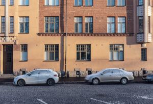 Aurinko paistaa talvisena joulukuun päivänä Itäisellä Brahenkadulla Helsingin Harjussa.
