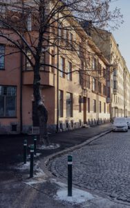Aurinko paistaa Brahen kentän ja Itäisen Brahenkadun laidalla sijaitsevan jugend-talon julkisivuun.
