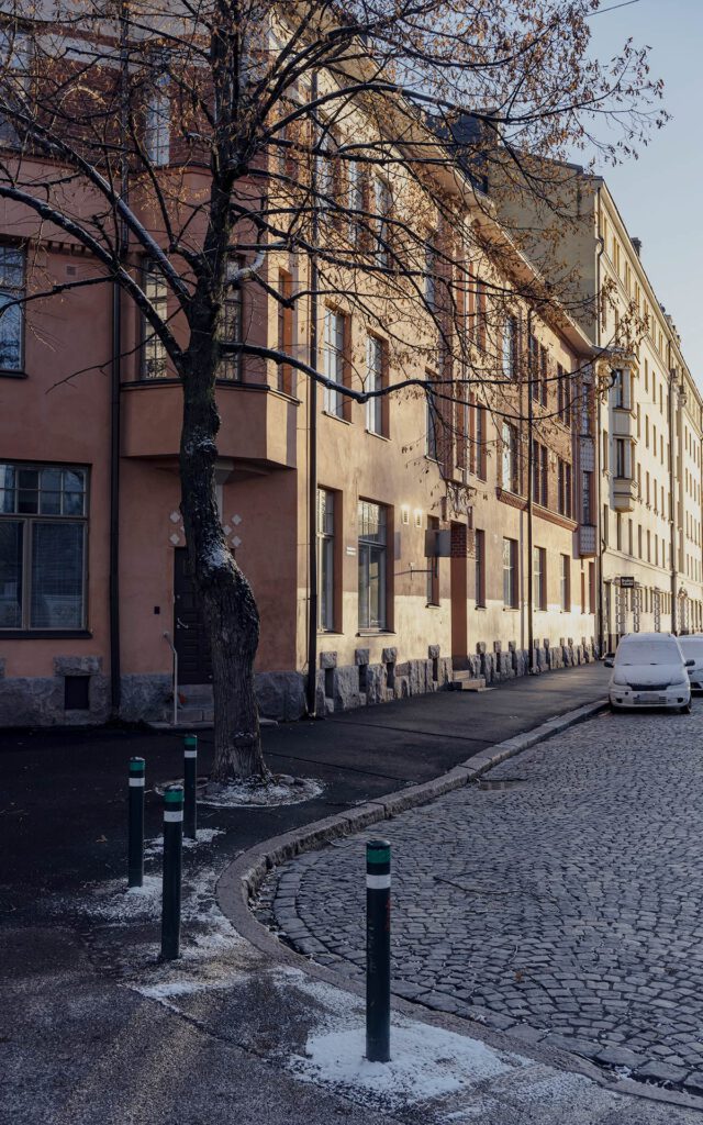 Aurinko paistaa Brahen kentän ja Itäisen Brahenkadun laidalla sijaitsevan jugend-talon julkisivuun.
